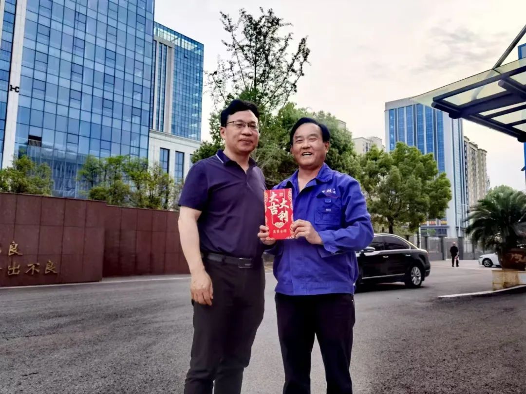 韶山市委市政府領(lǐng)導(dǎo)慰問省五一勞動獎?wù)芦@得者